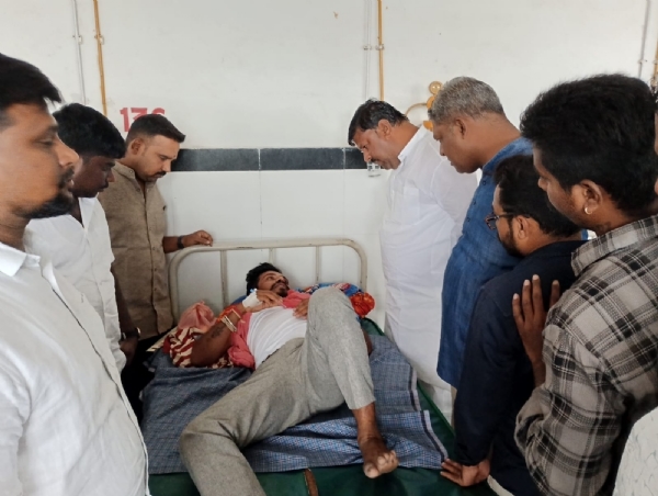 ಗೋರಕ್ಷಕರ ಮೇಲೆ ಹಲ್ಲೆ ; ಸಿಂಧನೂರು - ರಾಯಚೂರು ಆಸ್ಪತ್ರೆಗೆ ಬಿಜೆಪಿ ಮುಖಂಡರ ಭೇಟಿ