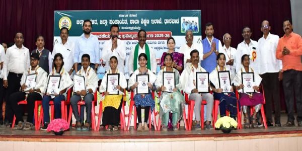ರಾಜಕೀಯ ಬಿಟ್ಟು ಶಿಕ್ಷಕರು ನಿಷ್ಠೆಯಿಂದ ಕೆಲಸ ಮಾಡಬೇಕು: ಸಚಿವ ಸಂತೋಷ ಲಾಡ್