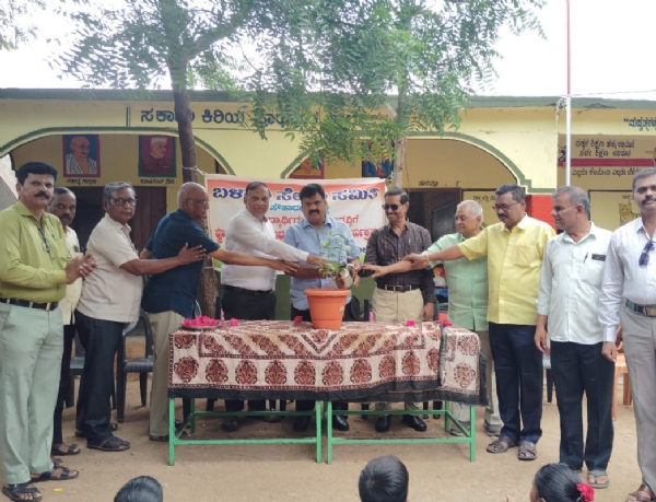 ಬಳ್ಳಾರಿಯಲ್ಲಿ ಮೂರು ಶಾಲೆಗಳಿಗೆ ಶೈಕ್ಷಣಿಕ ಸಾಮಾಗ್ರಿ ವಿತರಣೆ