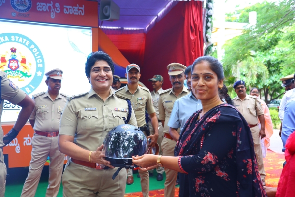 ಸಂಚಾರಿ ಜಾಗೃತಿ ವಾಹನಕ್ಕೆ ಎಸ್‍ಪಿ ಡಾ.ಶೋಭಾರಾಣಿ.ವಿ.ಜೆ ಚಾಲನೆ