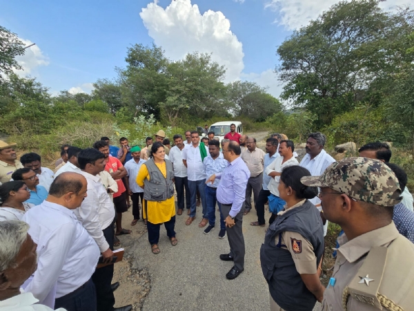 ಕರ್ನಾಟಕ ತಮಿಳುನಾಡು ಗಡಿ ಗ್ರಾಮವಾದ ಬಂಗಾರಪೇಟೆ ತಾಲ್ಲೂಕಿನ ಕದಿರಿನತ್ತ ಗ್ರಾಮಕ್ಕೆ ಕೋಲಾರ ಜಿಲ್ಲಾಧಿಕಾರಿ ಡಾ.ಎಂ.ಆರ್.ರವಿ ಭೇಟಿ ನೀಡಿ ಗ್ರಾಮಸ್ಥರೊಂದಿಗೆ ಚರ್ಚೆ ಮಾಡಿದರು.