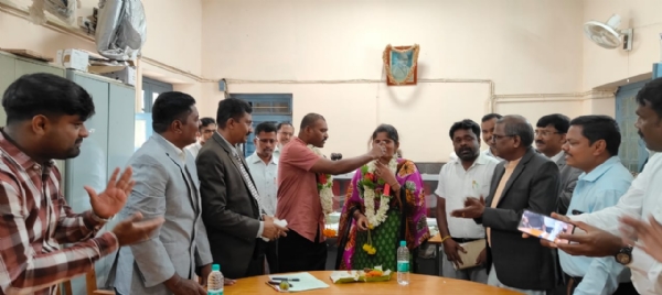 ಶಿಕ್ಷಕ ಗೆಳೆಯರ ಬಳಗದಿಂದ ಕೋಲಾರ ನಗರದ ಕೆಇಬಿ ಸಮುದಾಯಭವನದಲ್ಲಿ ಹಮ್ಮಿಕೊಂಡಿದ್ದ ಕಾರ್ಯಕ್ರಮದಲ್ಲಿ ಸಾಧಕ ಶಿಕ್ಷಕರನ್ನು ಸನ್ಮಾನಿಸಲಾಯಿತು.