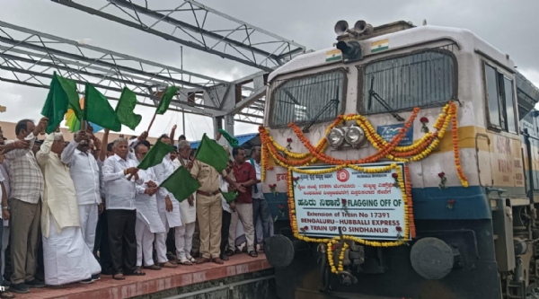 ಬೆಂಗಳೂರು– ಹುಬ್ಬಳ್ಳಿ- ಸಿಂಧನೂರು ರೈಲಿಗೆ ಕೇಂದ್ರ ಸಚಿವ ವಿ.ಸೋಮಣ್ಣ ಚಾಲನೆ