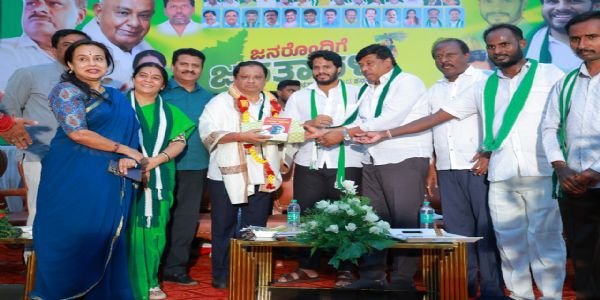 ವಿಚ್ಛೇದನಕ್ಕಾಗಿ ನ್ಯಾಯಾಲಯಕ್ಕೆ ಬಂದ ದಂಪತಿ ಒಂದುಗೂಡಿಸಿದ ಲೋಕ ಅದಾಲತ್