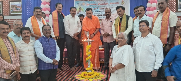 ಕೋಲಾರದ ಪತ್ರಕರ್ತರ ಭವನದಲ್ಲಿ ೪ನೇ ವರ್ಷದ ವಚನ ವೈಭವ, ವಚನ ಗಾಯನ ಹಾಗೂ ಸಾಂಸ್ಕೃತಿಕ ಕಾರ್ಯಕ್ರಮವನ್ನು ತೇಜೇಶಲಿಂಗ ಶಿವಾಚಾರ್ಯ ಮಹಾಸ್ವಾಮಿ ಉದ್ಘಾಟಿಸಿದರು.