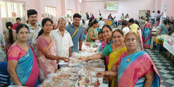 ಕೋಲಾರದಲ್ಲಿ ವಾಸವಿ ಮಹಿಳಾ ಮಂಡಳಿಯಿ0ದ ಪೂಜಾ ಪರಿಕರಗಳ ಪ್ರದರ್ಶನ