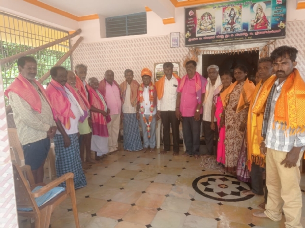 ಕೋಲಾರ ಹಾಲು ಉತ್ಪಾದಕರ ಒಕ್ಕೂಟದ ನರ‍್ದೇಶಕ ಚಂಜಿಮಲೆ ರಮೇಶ್ ರವರನ್ನು ಸನ್ಮಾನಿಸಲಾಯಿತು.