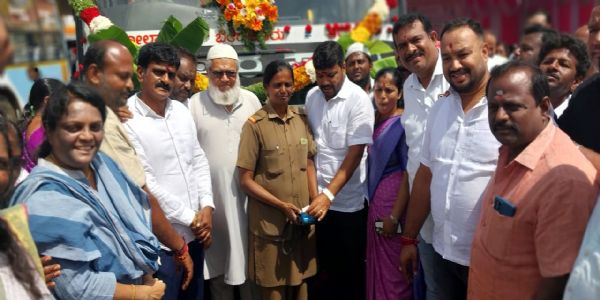 ಮಹಿಳೆಯರಿಗೆ ಟಿಕೇಟ್ ವಿತರಿಸಿದ ಶಾಸಕ ಕೊತ್ತೂರು ಮಂಜುನಾಥ್