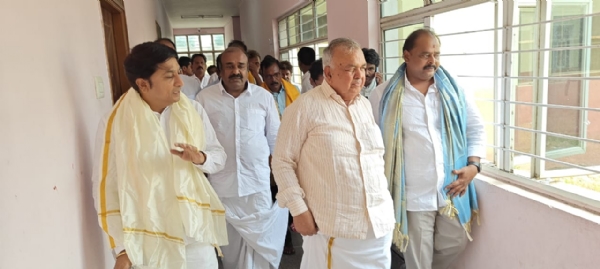 ಮಂತ್ರಾಲಯ ಶ್ರೀ ರಾಘವೇಂದ್ರ ಸ್ವಾಮಿ ದರ್ಶನ ಪಡೆದ ಸಚಿವರು