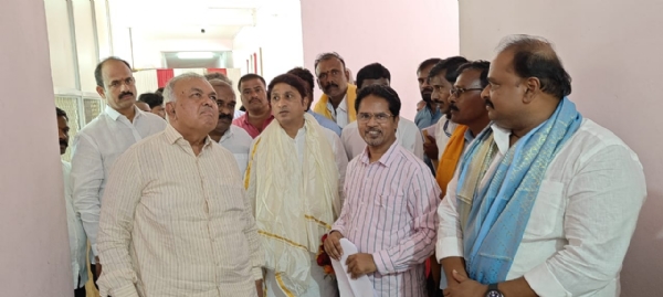 ಮಂತ್ರಾಲಯ ಶ್ರೀ ರಾಘವೇಂದ್ರ ಸ್ವಾಮಿ ದರ್ಶನ ಪಡೆದ ಸಚಿವರು