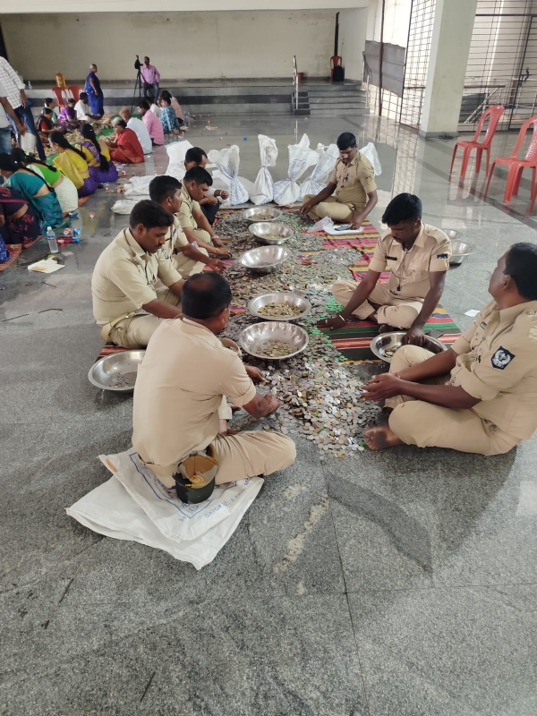 ಬಳ್ಳಾರಿ : ಶ್ರೀಕನಕ ದುರ್ಗಮ್ಮ ದೇವಸ್ಥಾನದ ಹುಂಡಿ ಹಣ ಎಣಿಕೆ, 67 ಲಕ್ಷಕ್ಕೂ ಹೆಚ್ಚು ಹಣ ಸಂಗ್ರಹ