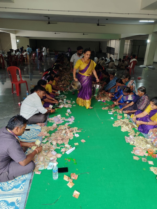 ಬಳ್ಳಾರಿ : ಶ್ರೀಕನಕ ದುರ್ಗಮ್ಮ ದೇವಸ್ಥಾನದ ಹುಂಡಿ ಹಣ ಎಣಿಕೆ, 67 ಲಕ್ಷಕ್ಕೂ ಹೆಚ್ಚು ಹಣ ಸಂಗ್ರಹ
