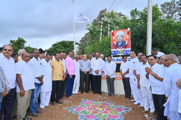 ಡಾ. ಫ.ಗು.ಹಳಕಟ್ಟಿ ವಚನಗಳ ರಕ್ಷಣೆಗೆ ಶ್ರಮಿಸಿದ್ದರು- ಜಿಲ್ಲಾಧಿಕಾರಿ ಸುರೇಶ ಬಿ. ಇಟ್ನಾಳ