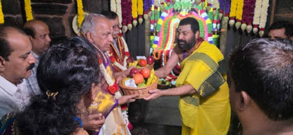 ನಂದಿಬೆಟ್ಟ : ಐತಿಹಾಸಿಕ ಭೋಗ ನಂದೀಶ್ವರ ದೇವಸ್ಥಾನಕ್ಕೆ ಸಚಿವ ಎನ್ಎಸ್ ಬೋಸರಾಜು, ಕೆಎನ್ ರಾಜಣ್ಣ ಭೇಟಿ