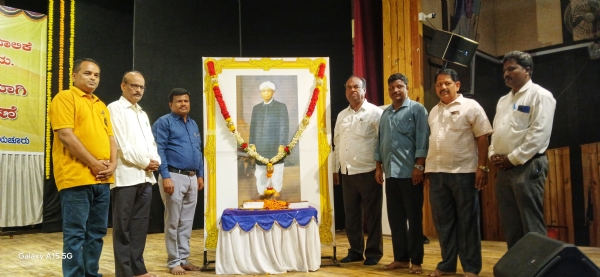 ಜಿಲ್ಲಾಡಳಿತದಿಂದ ಡಾ.ಫ.ಗು.ಹಳಕಟ್ಟಿ ಅವರ ಜಯಂತಿ
