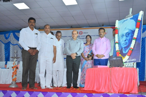 ಡಾ. ಫ.ಗು.ಹಳಕಟ್ಟಿ ವಚನಗಳ ರಕ್ಷಣೆಗೆ ಶ್ರಮಿಸಿದ್ದರು- ಜಿಲ್ಲಾಧಿಕಾರಿ ಸುರೇಶ ಬಿ. ಇಟ್ನಾಳ