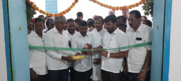 ಕೋಲಾರ ತಾಲ್ಲೂಕಿನ ವೇಮಗಲ್ ಹಾಲು ಉತ್ಪಾದಕರ ಸಹಕಾರ ಸಂಘದ ವಾಣಿಜ್ಯ ಮಳಿಗೆಗಳನ್ನು ಶಾಸಕ ಕೊತ್ತೂರು ಮಂಜುನಾಥ್ ಉದ್ಘಾಟಿಸಿದರು.