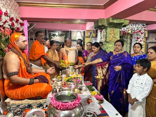 ಕೋಲಾರ ತಾಲ್ಲೂಕಿನ ನಾಗಲಾಪುರ ಮಠದ ಶ್ರೀ ತೇಜೇಶಲಿಂಗ ಶಿವಾಚಾರ್ಯ ಮಹಾಸ್ವಾಮಿಗಳು ಶ್ರಾವಣ ಮಾಸಾಚರಣೆ ಆಚರಿಸಿದರು.