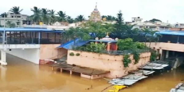 ಧಾರಾಕಾರ ಮಳೆ : ಉಕ್ಕಡಗಾತ್ರಿ ಕ್ಷೇತ್ರಕ್ಕೆ ಜಲದಿಗ್ಬಂಧನ