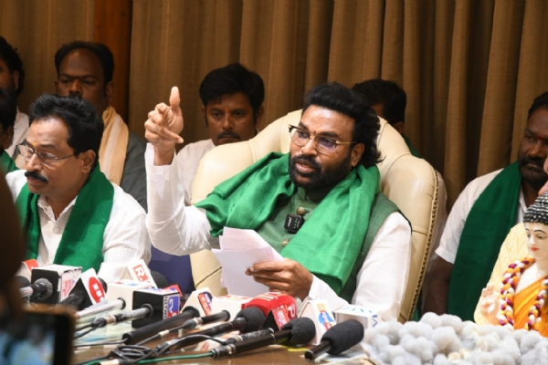 ಯೂರಿಯಾ ಪೂರೈಕೆ ವಿಫಲ, ಕೃಷಿ ಸಚಿವರ ರಾಜೀನಾಮೆಗೆ ಆಗ್ರಹ