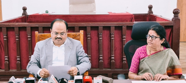 ಚಿತ್ರ :ಕೋಲಾರ ತಾಲ್ಲೂಕಿನ ವೇಮಗಲ್- ಕೂರಗಲ್ ಪಟ್ಟಣ ಪಂಚಾಯತಿ ಚುನಾವಣೆಯ ಬಗ್ಗೆ ಜಿಲ್ಲಾಧಿಕಾರಿ ಡಾ.ಎಂ.ಆರ್.ರವಿ ಮಾಹಿತಿ ನೀಡಿದರು.