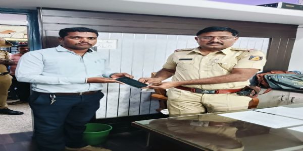 ಕಳೆದುಹೋದ ಮೊಬೈಲ್ ಮರಳಿ ಗ್ರಾಹಕರಿಗೆ ನೀಡಿದ ಪೊಲೀಸರು