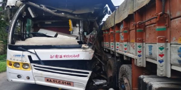 ಶಿವಮೊಗ್ಗ : ನಿಂತ ಲಾರಿಗೆ ಖಾಸಗಿ ಬಸ್ ಡಿಕ್ಕಿ : ಇಬ್ಬರ ಸಾವು