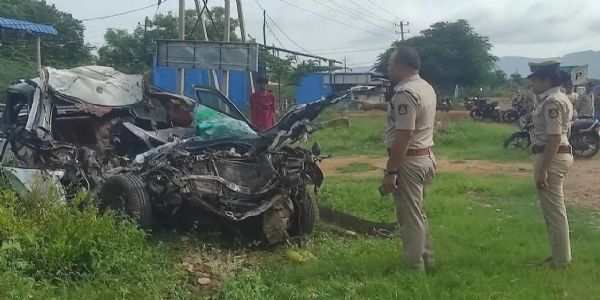 ಹೊಸಪೇಟೆ ಬಳಿ ಅಪಘಾತ : ಬಾಗಲಕೋಟೆಯ ದಂಪತಿ ಸಾವು, 3 ಮಕ್ಕಳು ಗಂಭೀರ