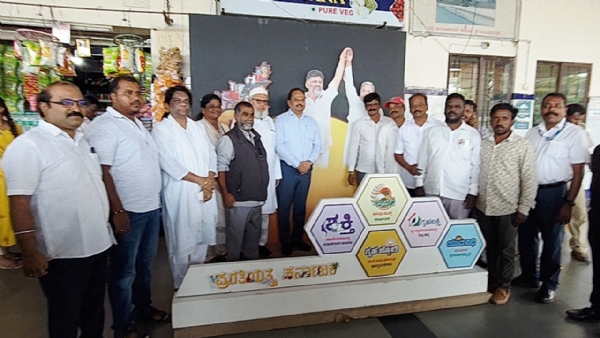 ಕರ್ನಾಟಕ ಸರ್ಕಾರದ ಎರಡು ವರ್ಷಳ ಸಾಧನೆಯನ್ನು ಬಿಂಭಿಸುವ ವಸ್ತು ಪ್ರದರ್ಶನಕ್ಕೆ ಜಿಲ್ಲಾಧಿಕಾರಿ ಎಂ.ಆರ್. ರವಿ ಚಾಲನೆ ನೀಡಿದರು.