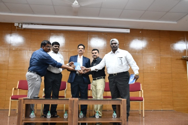 ಶೈಕ್ಷಣಿಕ ಪ್ರಗತಿಯೇ ವಿಶ್ವವಿದ್ಯಾನಿಲಯದ ನಿಲುವು : ಡಾ.ಶಿವಾನಂದ ಕೆಳಗಿನಮನಿ