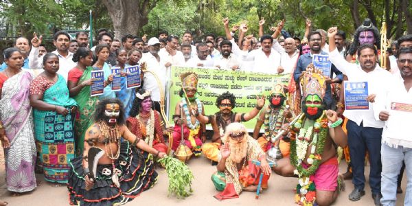 ಬಳ್ಳಾರಿ : ಅಲೆಮಾರಿ, ಅರೆ ಅಲೆಮಾರಿ ನಿಗಮದ ಅಧ್ಯಕ್ಷೆ ಜಿ. ಪಲ್ಲವಿ ವಜಾಕ್ಕೆ ಆಗ್ರಹ