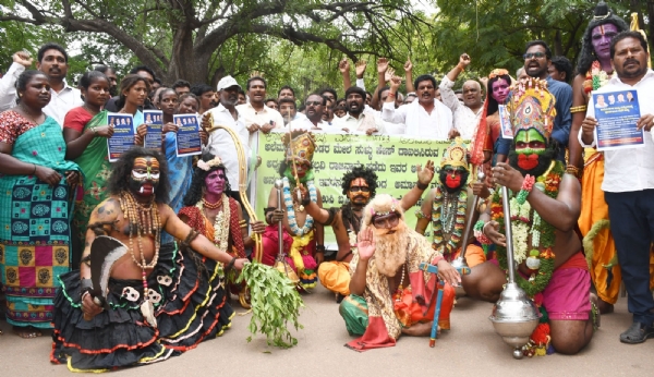 ಬಳ್ಳಾರಿ : ಅಲೆಮಾರಿ, ಅರೆ ಅಲೆಮಾರಿ ನಿಗಮದ ಅಧ್ಯಕ್ಷೆ ಜಿ. ಪಲ್ಲವಿ ವಜಾಕ್ಕೆ ಆಗ್ರಹ