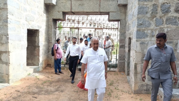 ರಾಯಚೂರಿನ ಐತಿಹಾಸಿಕ ಕೋಟೆ ಪ್ರದೇಶಕ್ಕೆ ಸಚಿವರಾದ ಎನ್ ಎಸ್ ಬೋಸರಾಜು ಭೇಟಿ;ಪರಿಶೀಲನೆ