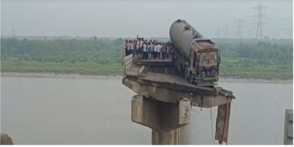 ಗುಜರಾತ್ ಆನಂದ್‌ನಲ್ಲಿ ಸೇತುವೆ ಕುಸಿತ : ೮ ಸಾವು