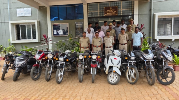 ಕಂಪ್ಲಿ : ದ್ವಿಚಕ್ರ ವಾಹನ : ಇಬ್ಬರುಕಳ್ಳರ ಬಂಧನ, 11 ವಾಹನಗಳ ಜಪ್ತಿ