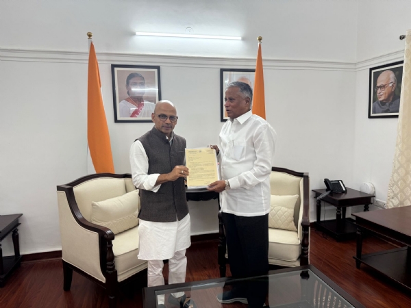 ಕೇಂದ್ರ ರೈಲ್ವೆ ಸಚಿವರಿಗೆ ಭೇಟಿ ಮಾಡಿದ ಡಾ.ಶರಣಪ್ರಕಾಶ ಪಾಟೀಲ: ರೈಲ್ವೆ ನಿಲುಗಡೆಗೆ ಮನವಿ