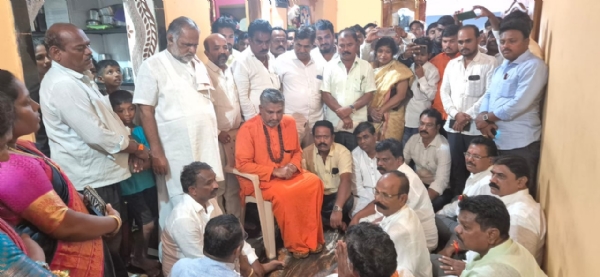 ಕೊಪ್ಪಳ : ವಾಲ್ಮೀಕಿ ಗುರುಪೀಠದ ಪ್ರಸನ್ನಾನಂದಪುರಿ ಸ್ವಾಮೀಜಿ ಭೇಟಿ ನೀಡಿ, ಸಾಂತ್ವಾನ