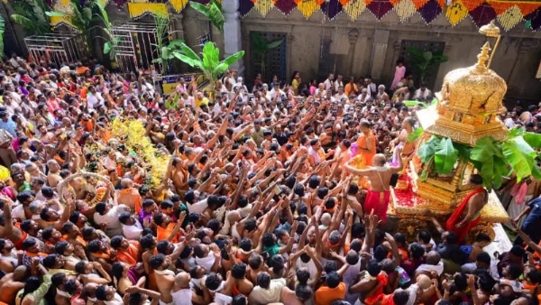 ರಾಯಚೂರು : ಮಂತ್ರಾಲಯದಲ್ಲಿ ಅದ್ದೂರಿಯಾಗಿ ಜರುಗಿದ ಚಿನ್ನದ ರಥೋತ್ಸವ