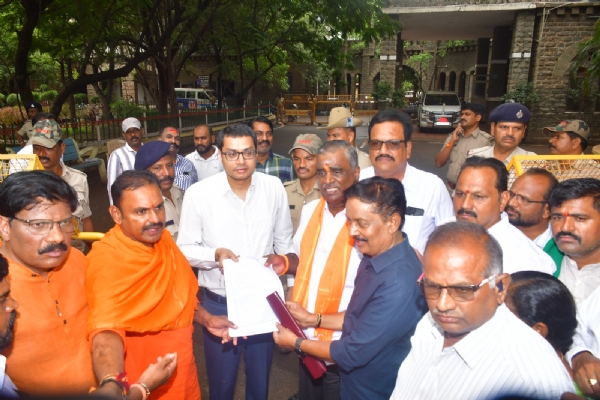 ಬಳ್ಳಾರಿ : ಶ್ರೀಕ್ಷೇತ್ರ ಧರ್ಮಸ್ಥಳದ ವಿರುದ್ಧದ ಅಪಪ್ರಚಾರ ತಕ್ಷಣ ನಿಲ್ಲಿಸಿ : ಭಕ್ತಾಧಿಗಳ ಆಕ್ರೋಶ