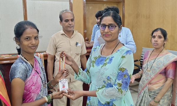 ಸ್ವ-ಸಹಾಯ ಗುಂಪಿನ ಸದಸ್ಯರಿಗೆ  ಗುರುತಿನ ಚೀಟಿ ವಿತರಣೆ