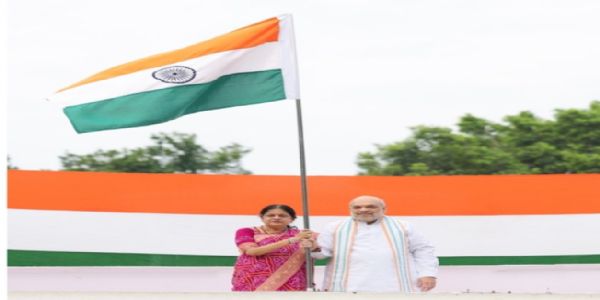 ಹರ್ ಘರ್ ತಿರಂಗಾ : ನಿವಾಸದಲ್ಲಿ ಧ್ವಜಾರೋಹಣ ನೆರವೇರಿಸಿದ ಅಮಿತ್ ಶಾ