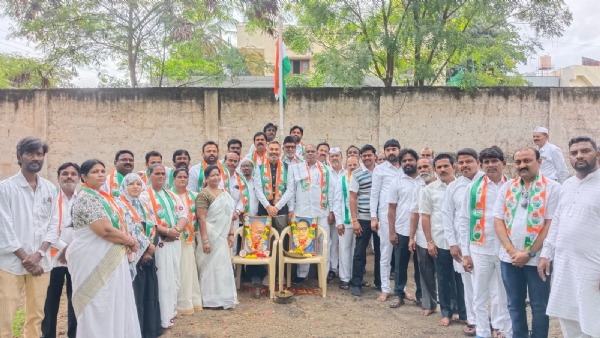 ಬಳ್ಳಾರಿ : ಜಿಲ್ಲಾ ಕಾಂಗ್ರೆಸ್ ಕಚೇರಿಯಲ್ಲಿ ಧ್ವಜಾರೋಹಣ