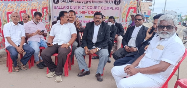 ಬಳ್ಳಾರಿ : ಕೋರ್ಟ್ ಆವರಣದಲ್ಲಿ ಪಾರ್ಕಿಂಗ್‍ಗಾಗಿ ವಕೀಲರ ಪ್ರತಿಭಟನೆ