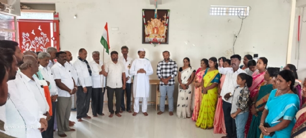 ಮಾಜಿ ಸಭಾಪತಿ ವಿ.ಆರ್.ಸುದರ್ಶನ್ ಶುಕ್ರವಾರ ಕೋಲಾರ ತಾಲ್ಲೂಕಿನ ವೇಮಗಲ್ ಪಟ್ಟಣದ ಧರ್ಮಸ್ಥಳ ಗ್ರಾಮಾಭಿವೃದ್ದಿ ಯೋಜನೆ ಸಂಸ್ಥೆ ಕಚೇರಿಗೆ ಭೇಟಿ ನೀಡಿ ಮಾತನಾಡಿದರು.