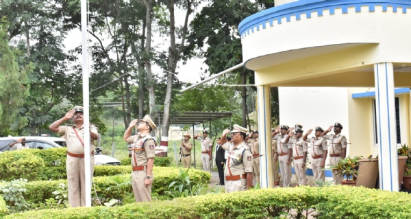 ಕೆಜಿಎಫ್ ಜಿಲ್ಲಾ ಪೊಲೀಸ್ ಕಛೇರಿಯಲ್ಲಿ ನಡೆದ ಸ್ವಾತಂತ್ರ ದಿನಾಚರಣೆಯ ಕಾರ್ಯಕ್ರಮದಲ್ಲಿ ಎಸ್ಪಿ ಶಿವಾಂಶು ರಜಪೂತ್, ಡಿವೈಎಸ್ಪಿ ಎಸ್.ಪಾಂಡುರ0ಗ ಇತರರು.