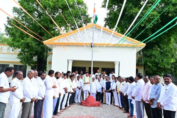 ಶಾಸಕರಾದ ಬಸನಗೌಡ ದದ್ದಲ್ ಕಾರ್ಯಾಲಯದಲ್ಲಿ ಸ್ವಾತಂತ್ರ್ಯ ದಿನಾಚರಣೆ