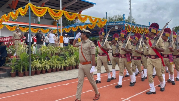 ಕೋಲಾರ ಸರ್ ಎಂ.ವಿಶ್ವೇಶ್ವರಯ್ಯ ಕ್ರೀಡಾಂಗಣದಲ್ಲಿ ನಡೆದ ೭೯ನೇ ಸ್ವಾತಂತ್ರೊö್ಯÃತ್ಸವದಲ್ಲಿ ಸಚಿವ ಬಿ.ಎಸ್.ಸುರೇಶ್ ದ್ವಜಾರೋಹಣ ನೆರವೇರಿಸಿ ಪೊಲೀಸ್ ಪಡೆಯಿಂದ ಗೌರವ ರಕ್ಷೆ ಸ್ವೀಕೆರಿಸಿದರು.