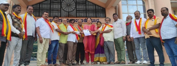 : ಚಿತ್ರ : ಒಳಾಂಗಣ ಕ್ರೀಡಾಂಗಣಕ್ಕೆ ಡಾ.ರಾಜಕುಮಾರ್ ಹೆಸರನ್ನು ನಾಮಕರಣ ಮಾಡುವಂತೆ ಒತ್ತಾಯಿಸಿ ಕನ್ನಡಪರ ಸಂಘಟನೆಗಳ ಒಕ್ಕೂಟ ದಿಂದ ಶನಿವಾರ ಯುವ ಸಬಲೀಕರಣ ಮತ್ತು ಕ್ರೀಡ ಇಲಾಖೆಯ ಸಹಾಯಕ ನಿರ್ದೇಶಕಿ ವಿ.ಗೀತಾ ರವರಿಗೆ ಮನವಿ ಸಲ್ಲಿಸಲಾಯಿತು.