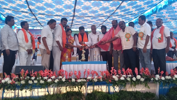 ಚಿತ್ರ ; ಮುಳಬಾಗಿಲು ನಗರದ ನೇತಾಜಿ ಕ್ರೀಡಾಂಗಣದಲ್ಲಿ ರಾಷ್ಟ್ರೀಯ ಹಬ್ಬಗಳ ಆಚರಣಾ ಸಮಿತಿ ಹಾಗೂ ನಂದಗೋಕುಲ ಯಾದವ ಸಂಘದ ಸಂಯುಕ್ತಾಶ್ರಯದಲ್ಲಿ ಹಮ್ಮಿಕೊಂಡಿದ್ದ ಗೋಕಲಾಷ್ಟಮಿ ಕಾರ್ಯಕ್ರಮವನ್ನು ಶಾಸಕ ಸಮೃದ್ಧಿ ಮಂಜುನಾಥ್ ಉದ್ಘಾಟಿಸಿದರು. ನಗರಸಭೆ ಅನುದಾನದಿಂದಲೇ ಫುಡ್ ಕೋರ್ಟ್ ನಿರ್ಮಾಣ