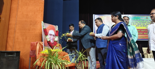 ಕೋಲಾರದಲ್ಲಿ ನಡೆದ ಡಾ. ಮಹಂತೇಶ್ ಶಿವಯೋಗಿಗಳ ಜನ್ಮ ಜಯಂತಿಯಲ್ಲಿ ಕೋಲಾರ ಜಿಲ್ಲಾಧಿಕಾರಿ ಡಾ. ಎಂ.ಆರ್.ರವಿ ನಮನ ಸಲ್ಲಿಸಿದರು.